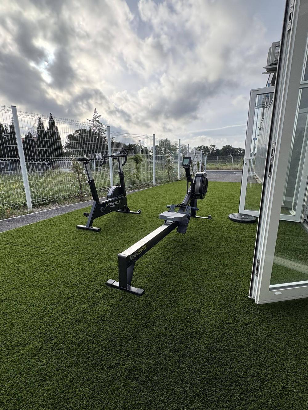 Espace extérieur Phyzium avec équipement cardio